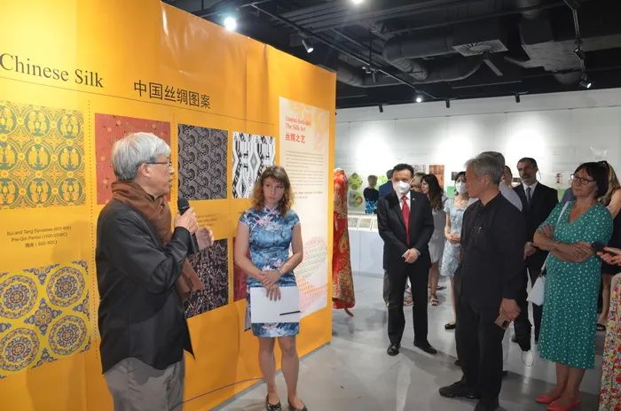 “丝绸与丝路”展览在布拉格开幕